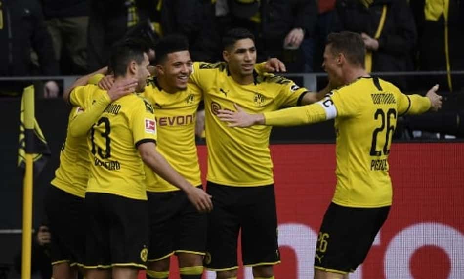 Borussia Dortmund joga mal, sofre pressão, mas Sancho salva a equipe