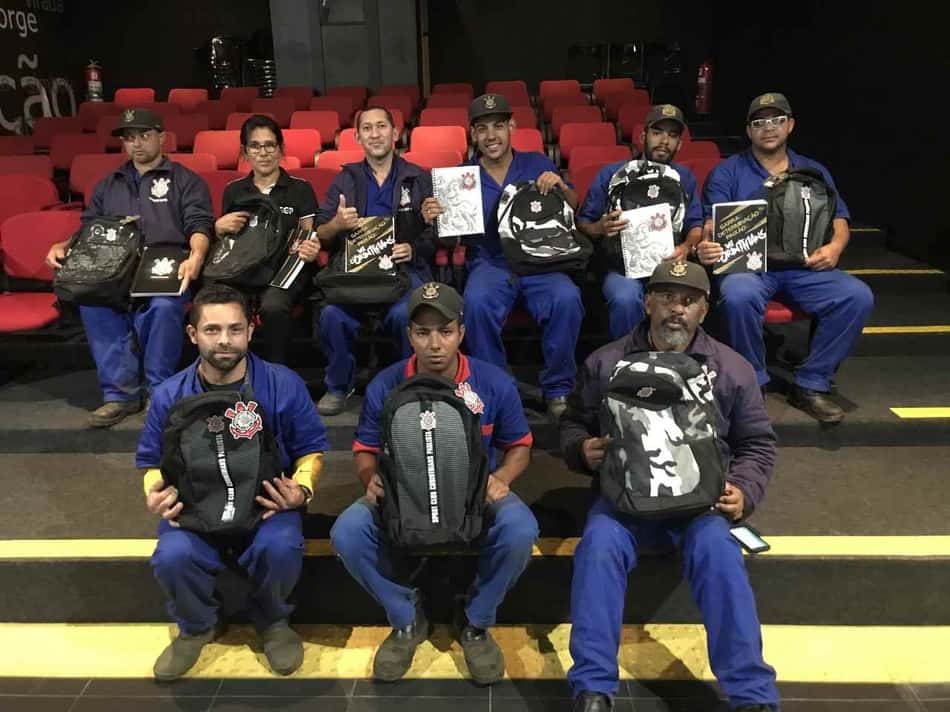 Funcionários do Timão inscritos em projeto escolar recebem materiais
