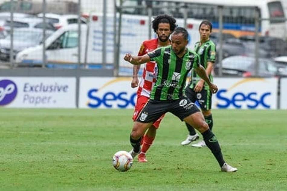 O jogo entre Coelho e Tombense foi muito disputado no Horto
