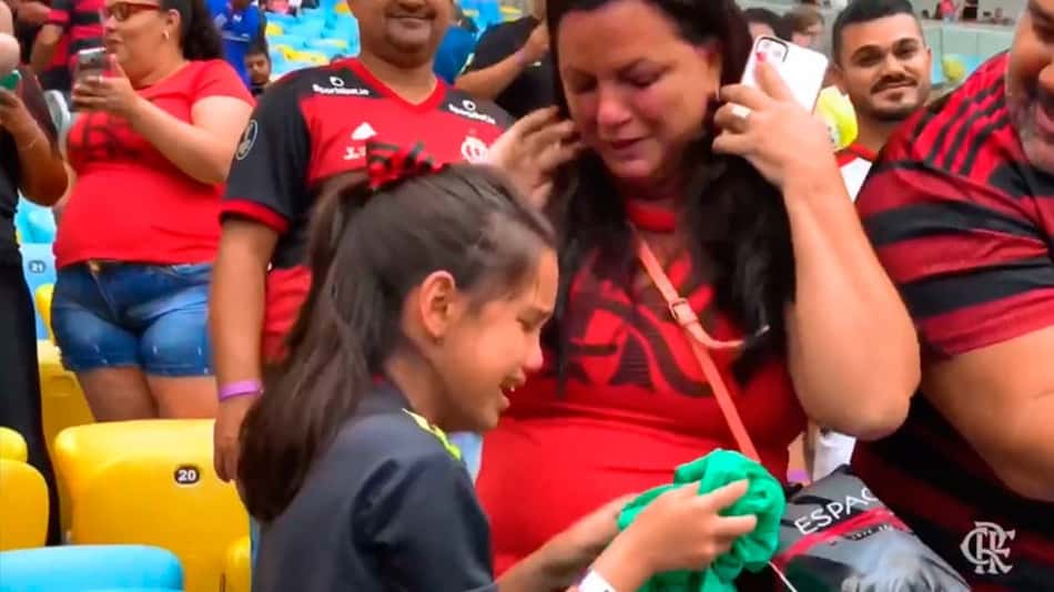 Torcedora do Flamengo se emociona após receber camisa de Gabigol