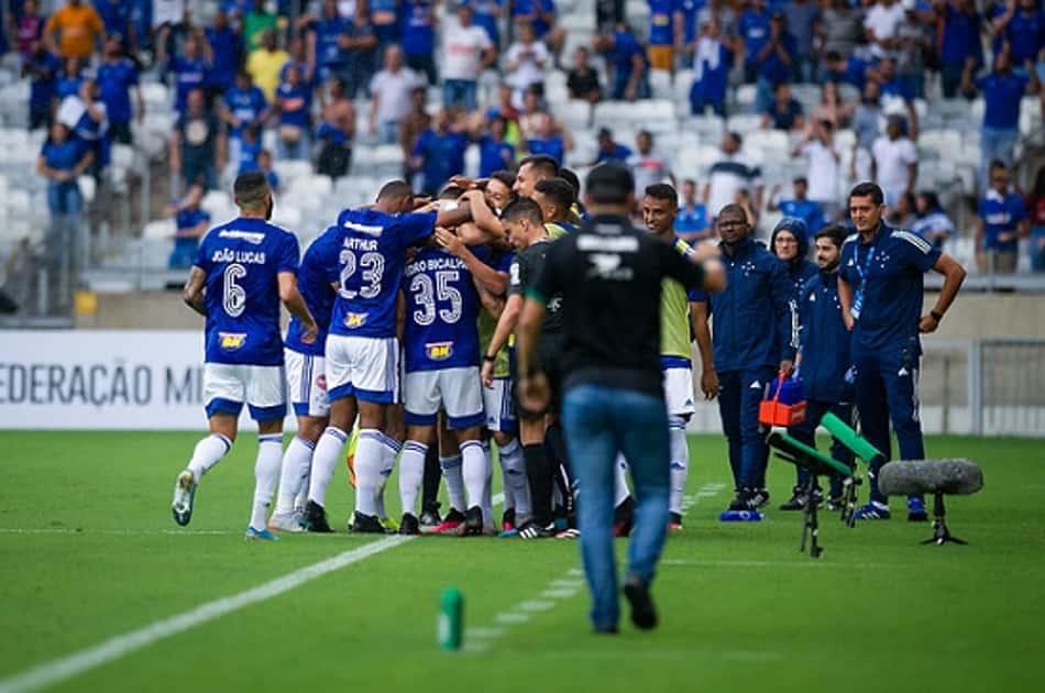Fábio é decisivo mais uma vez ao pegar o 29º pênalti no Cruzeiro