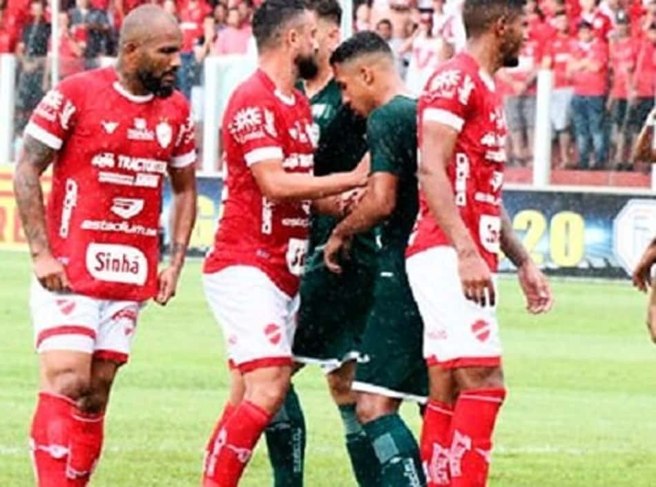 Muita briga e pouca bola: clássico Vila Nova x Goiás termina 0 a 0