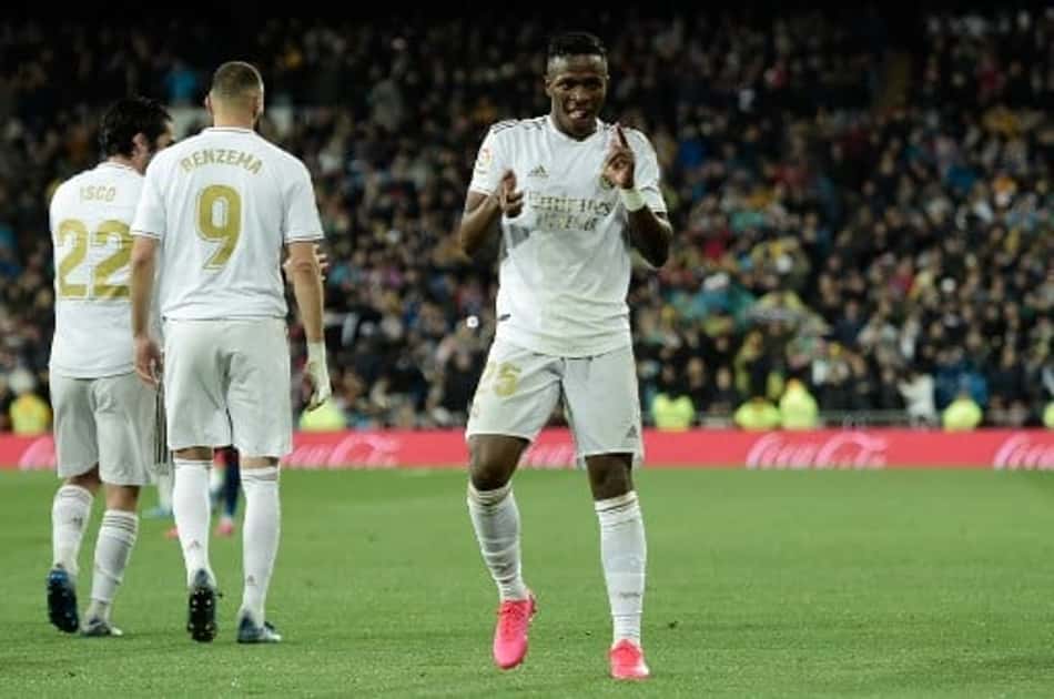 Reveja alguns gols de brasileiros que vestiram a camisa do Real Madrid contra o Barcelona