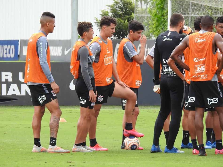 Recuperado de lesão, Avelar volta aos treinos com bola no Corinthians