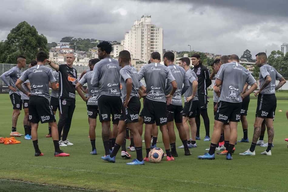 Jogadores do Corinthians receberão instruções de exercícios via celular