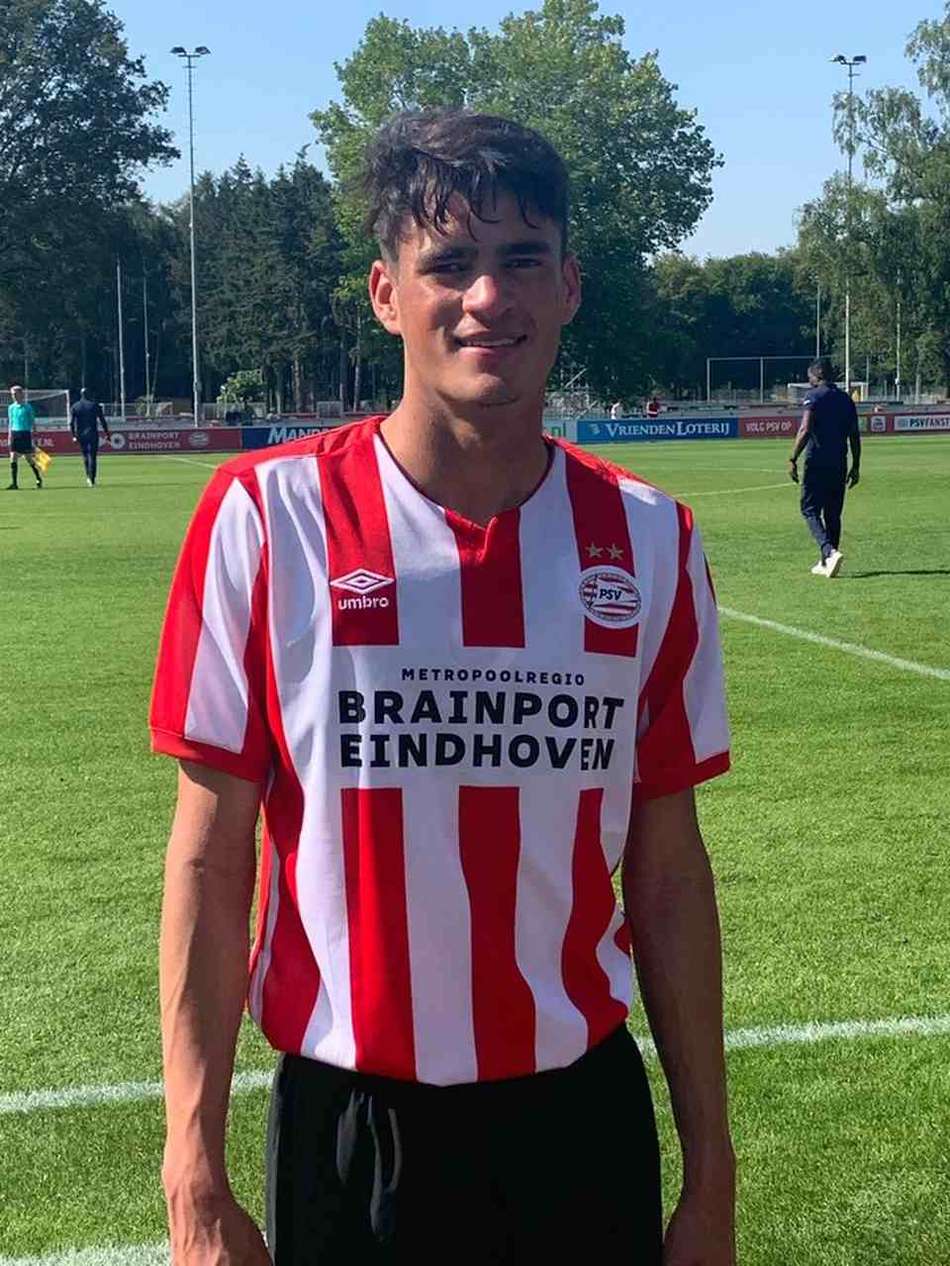 Luis Felipe, ex-Coritiba, estreia pelo sub-19 do PSV e comemora
