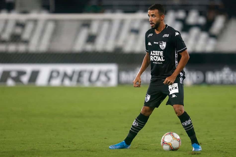 Caio Alexandre valoriza vitória do Botafogo e mira confronto com o Flamengo: 'Grande jogo'