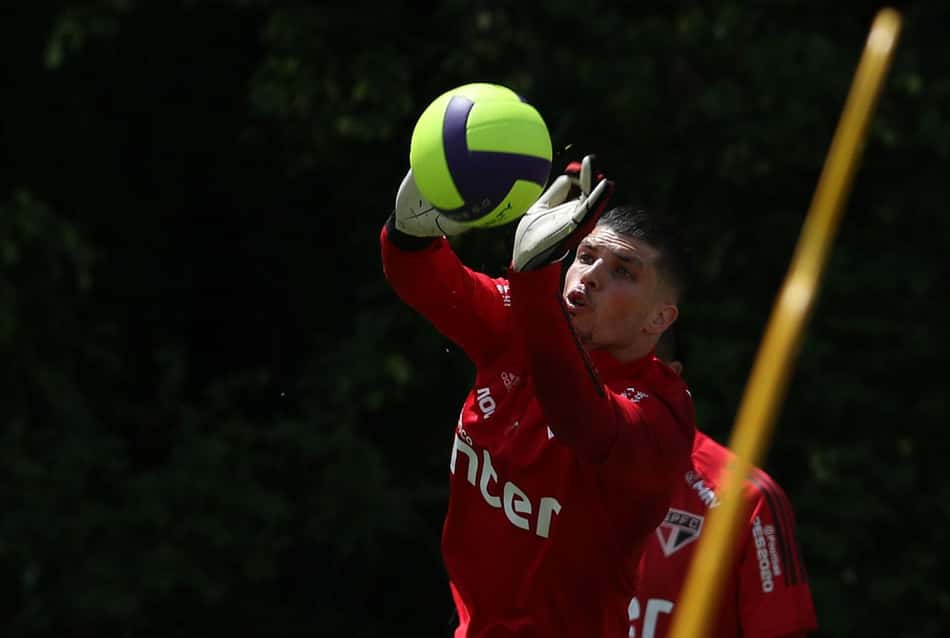 De olho na altitude, goleiros do São Paulo treinam com bola de vôlei