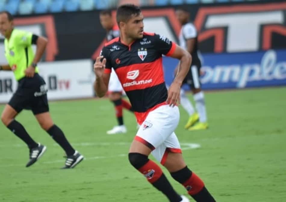 Após reestreia com gol, Junior Brandão quer Atlético-GO focado no duelo contra o Santa Cruz
