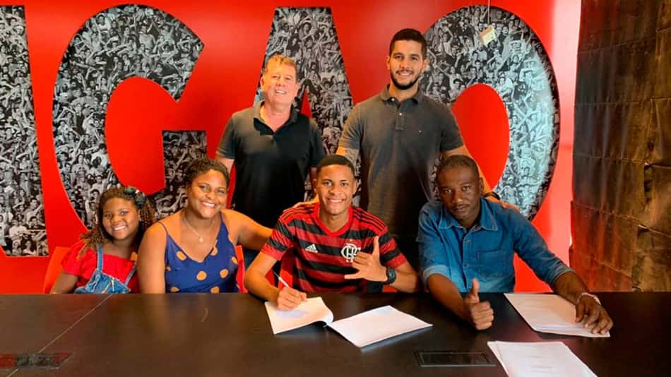 Lateral de 18 anos renova com o Flamengo e passa a ter multa de R$ 348 milhões
