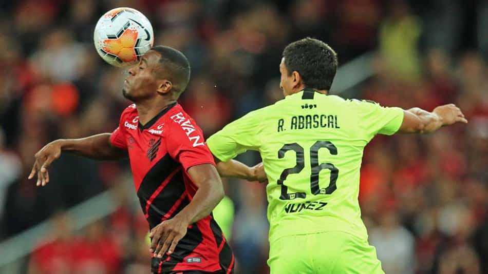 Por 'bico' na instabilidade, Athletico-PR viaja ao Uruguai para jogar diante do Peñarol