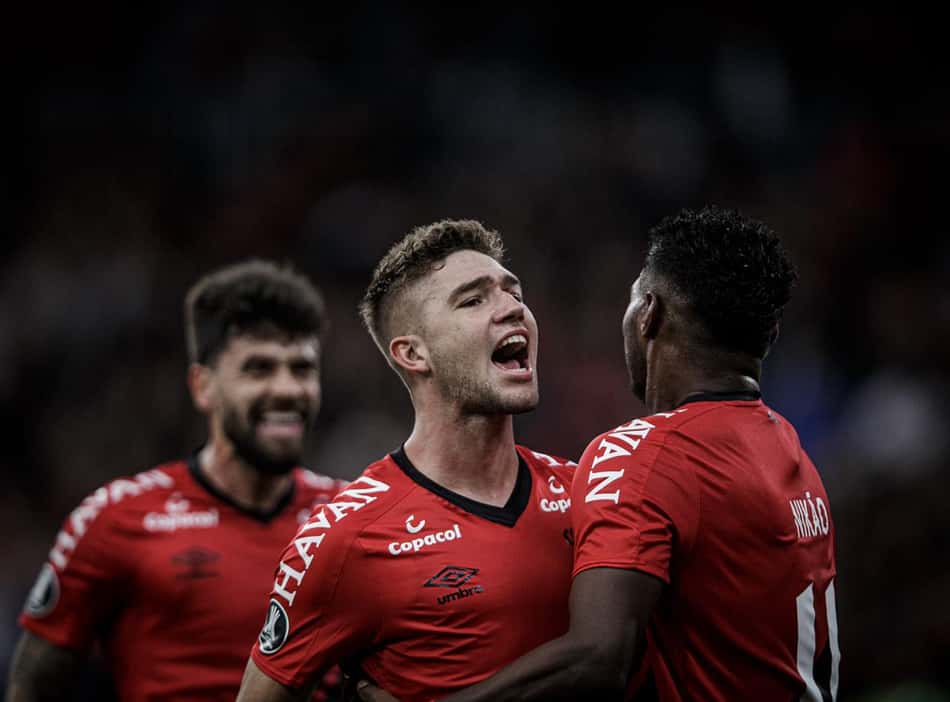 Athletico-PR 'martela' e vence Peñarol na estreia da Libertadores com gol de letra