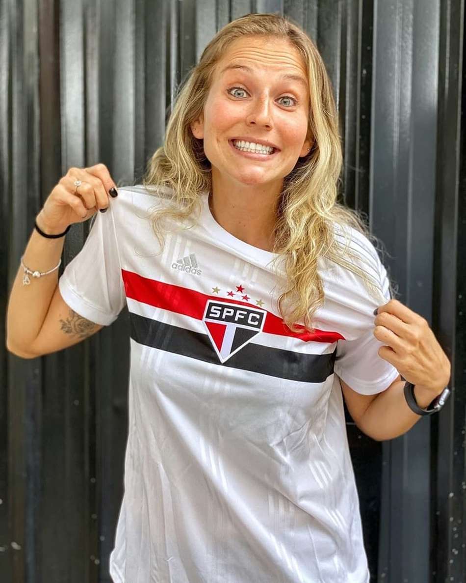 Nova camisa do São Paulo é postada por influenciadora da marca; veja