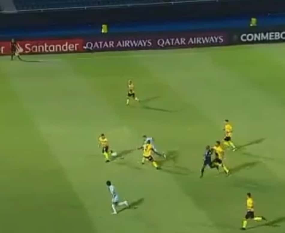 Jogador do Guaraní derruba árbitro em jogo da Liberta; Assista