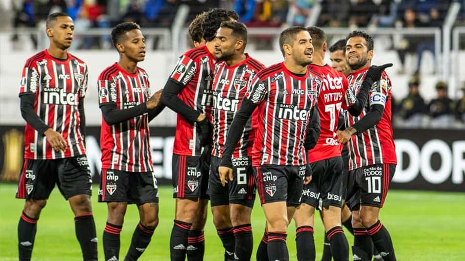 Márcio Araújo elogia 1º tempo e diz: 'Estamos abatidos, não destruídos'