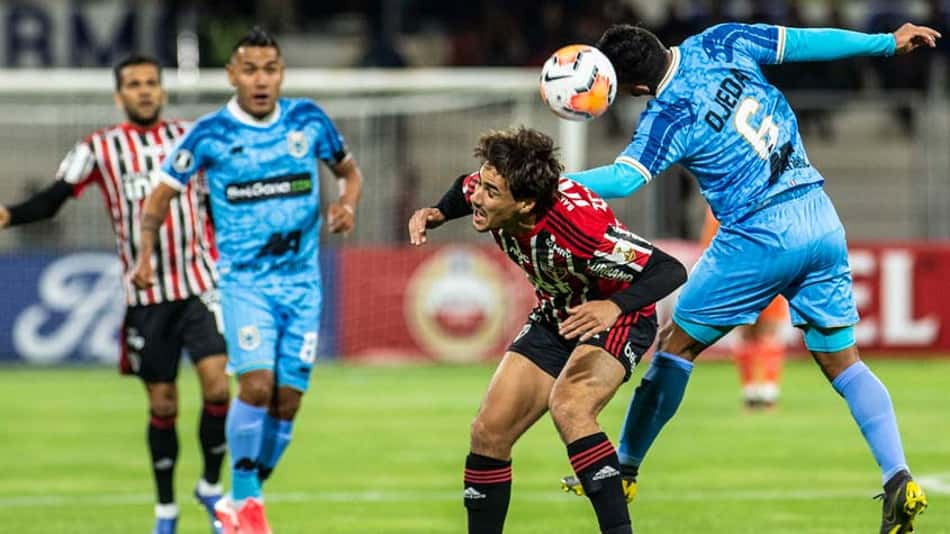 Torcida do Binacional grita 'olé' e narrador se empolga: 'Praça de touros'