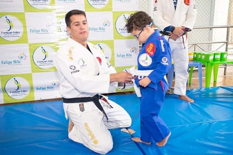 Praticante de Jiu-Jitsu e Judô se notabiliza por grande trabalho com crianças autistas; veja