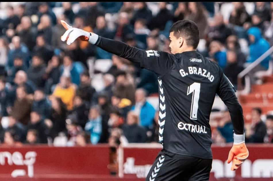 Gabriel Brazão fecha o gol e comemora atuação na Espanha