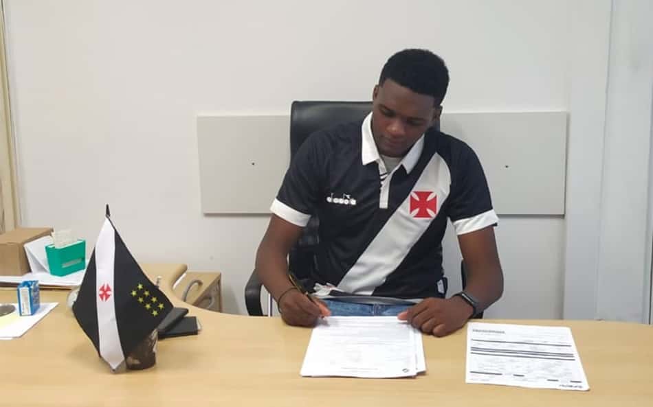 Vasco acerta renovação de atacante com multa de mais de R$ 150 milhões