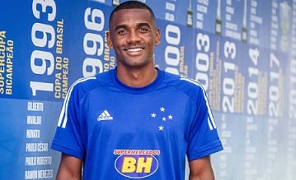 Cruzeiro oficializa a contratação do zagueiro Marllon