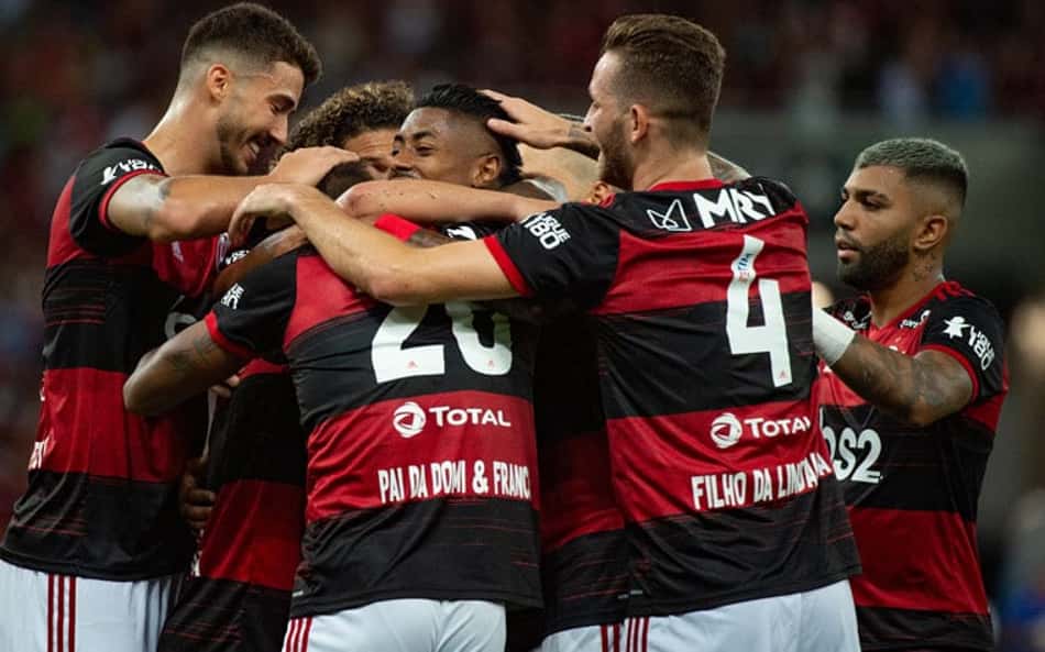 Gabigol e elenco comemoram vitória do Flamengo em clássico com o Bota