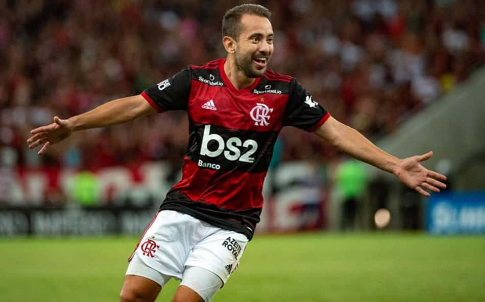 Everton Ribeiro comenta sobre quarentena e torcida: 'A saudade é grande'