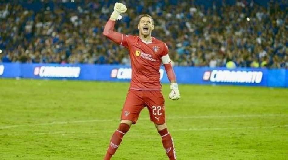 Goleiro sai jogando com o pé e comete erro grotesco; assista