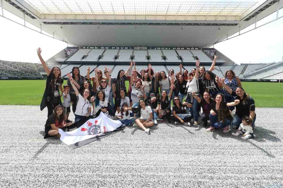 Tour da Arena Corinthians é invadido por corintianas no Dia da Mulher