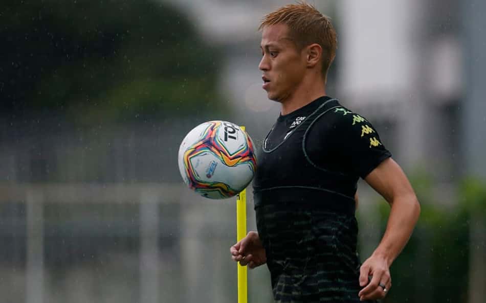 Fora do jogo, Honda se desculpa com a torcida do Botafogo: 'Não pude treinar nos últimos dias'