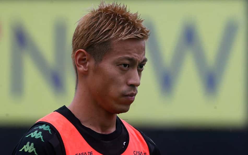 Sem limitações! Keisuke Honda participa de treino do Botafogo