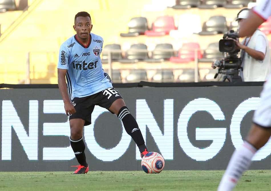 Lateral do São Paulo estreia, bate a cabeça e vai para hospital