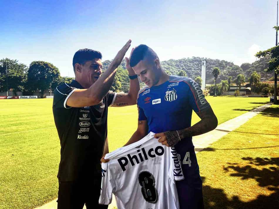 Garganta seca e mãos suadas: Jobson presenteia Renato com camisa de 1° gol e é chamado de 'atleta completo'