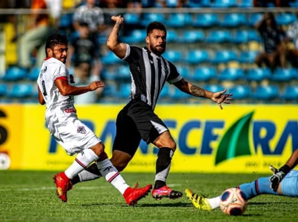 Enderson Moreira exalta a dupla Sobis e Fernando Prass