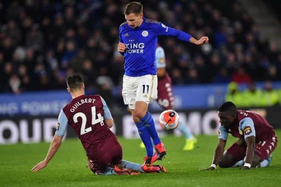 Vardy entra no segundo tempo, faz dois e Leicester goleia Aston Villa