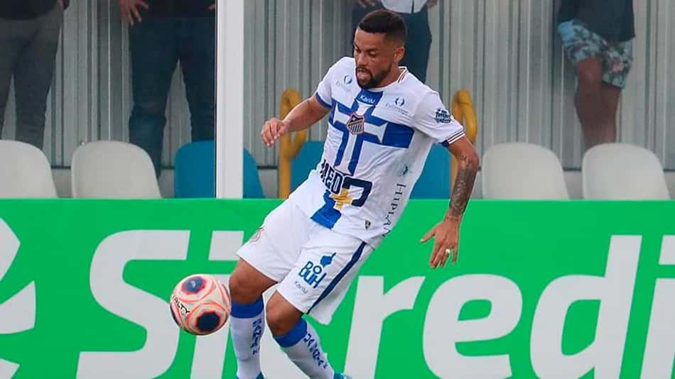 Felipe Azevedo festeja primeiro gol pelo Água Santa