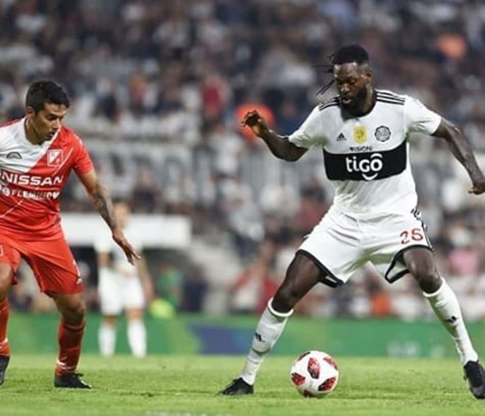 Adebayor vibra com primeiro jogo de titular do Olimpia