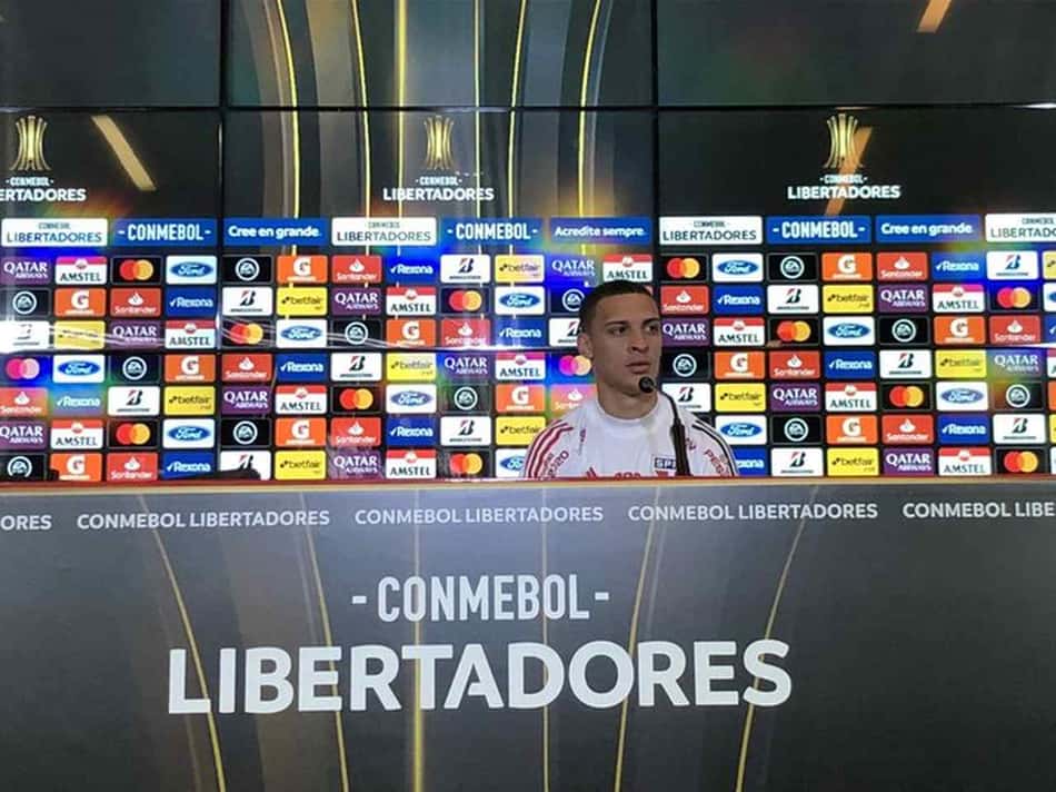 Antony conta que revê gol perdido e se diz ansioso por Morumbi lotado