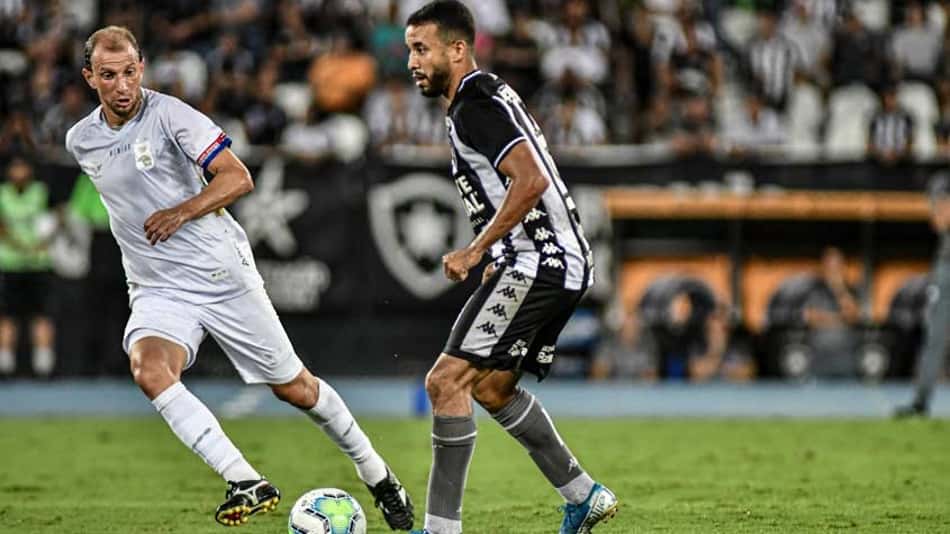 Caio Alexandre domina o meio e se destaca na vitória do Botafogo