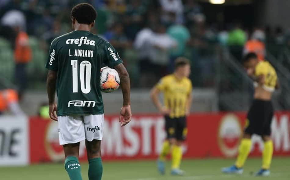'Bola para casa': Luiz Adriano lembra Champions em 1º hat-trick na Liberta