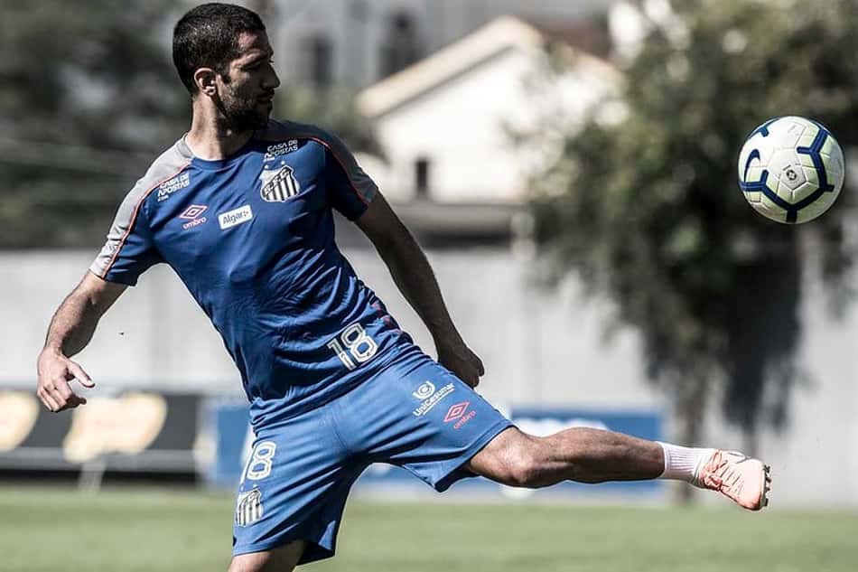 Santos tenta acordo por dívida com Evandro, mas tem proposta recusada