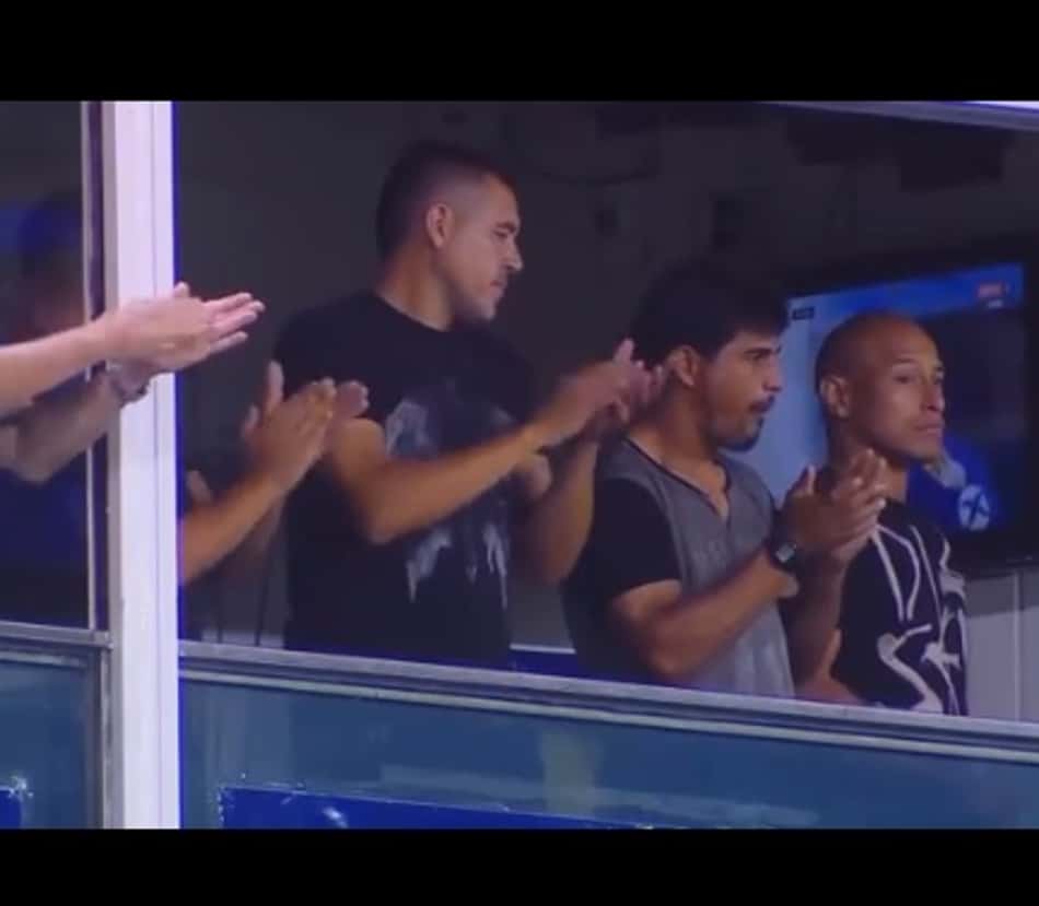 Emocionante! Tevez é ovacionado na La Bombonera por Riquelme e torcida do Boca