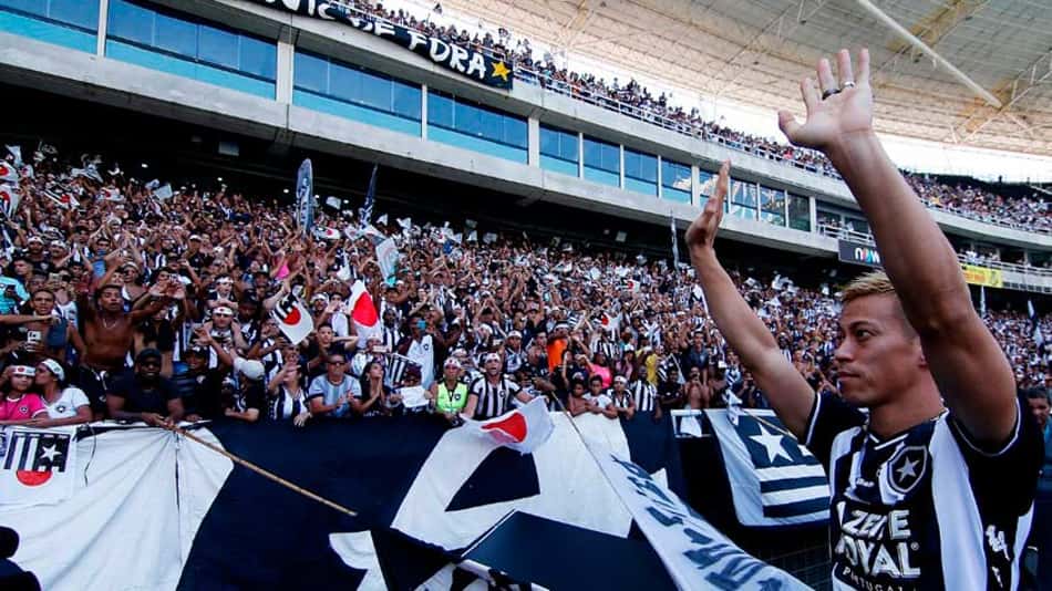 Mania Honda: mesmo sem jogar, japonês domina a torcida do Botafogo