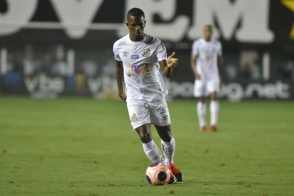 Visando acelerar retorno ao Santos, Renyer inicia fisioterapia