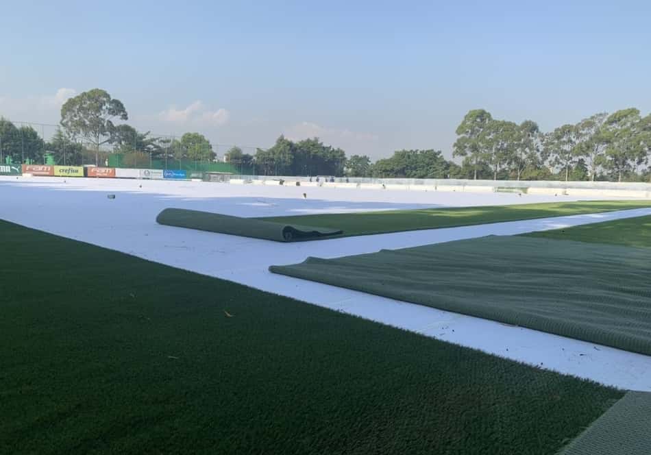 Instalação de campo sintético na Academia chega na fase final; foto