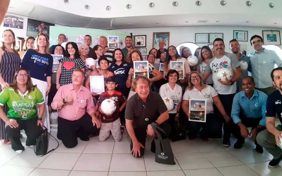 Zico recebe instituições no CFZ e lhes reverte renda do Jogo das Estrelas