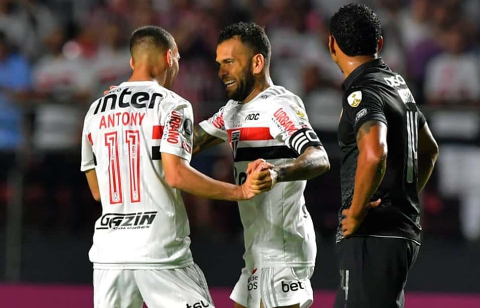 Artilheiro no São Paulo, Daniel Alves já iguala recorde pessoal
