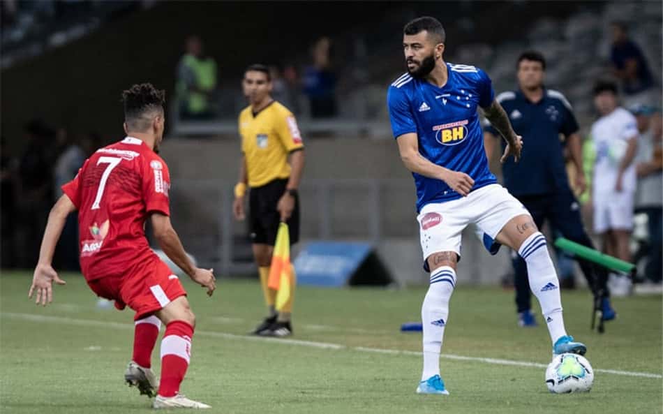 Volante do CRB apoia suspensão da Copa do Brasil: 'Medida acertada'