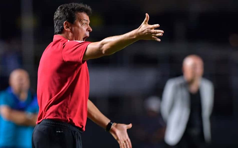 Em vídeo de bastidores, Diniz incentiva jogadores antes do clássico: 'Aqui não é lugar de gente normal'