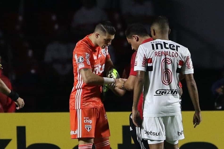 Volpi passa por exames, tem fratura detectada e será desfalque no clássico