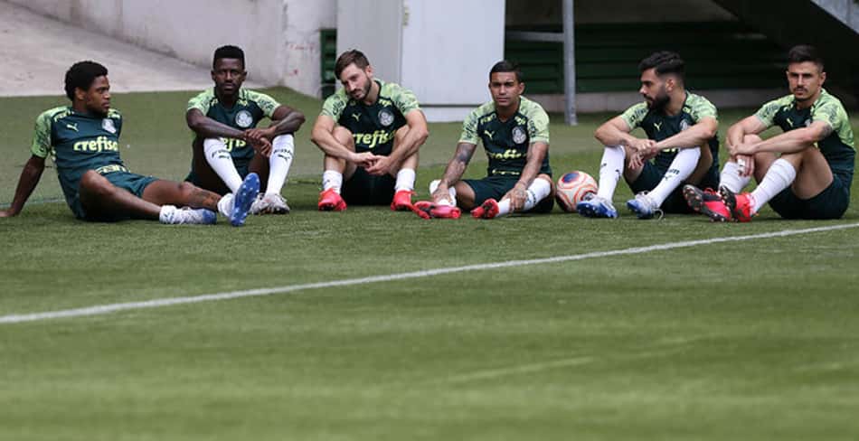 Titulares fazem atividade física e só reservas treinam com bola no Verdão